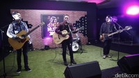 The Rain saat tampil di acara dHOT Music Day di detikcom, Warung Buncit, jakarta Selatan pada Kamis (9/3/2017).