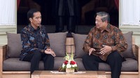 Jokowi dan SBY berbincang di beranda Istana Merdeka. Pool/Anung/SBY Centre.