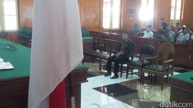 Gatot Pujo Nugroho dalam sidang di PN Medan, Kamis (9/3/2017)