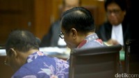 Irman adalah mantan Direktur Jenderal Kependudukan dan Pencatatan Sipil Kementerian Dalam Negeri (Dirjen Dukcapil Kemendagri) dan Sugiharto adalah mantan Direktur Pengelolaan Informasi Administrasi Kependudukan (PIAK) Direktorat Jenderal Kependudukan dan Pencatatan Sipil Kementerian Dalam Negeri (Ditjen Dukcapil Kemdagri).
