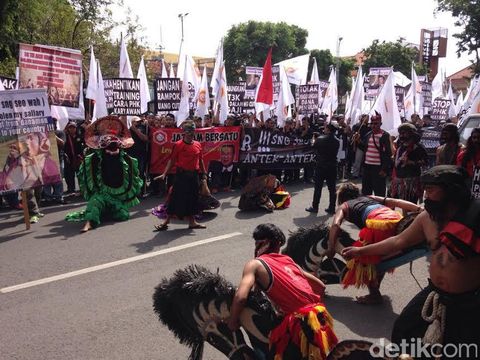 Pegawai Bank Danamon melakukan teatrikal tolak PHK massal