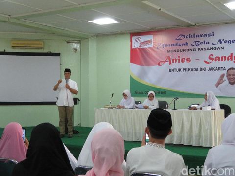 Cagub DKI Anies Baswedan di deklarasi Ustazah Bela Negeri di Gedung Dewan Dakwah, Jakarta Pusat