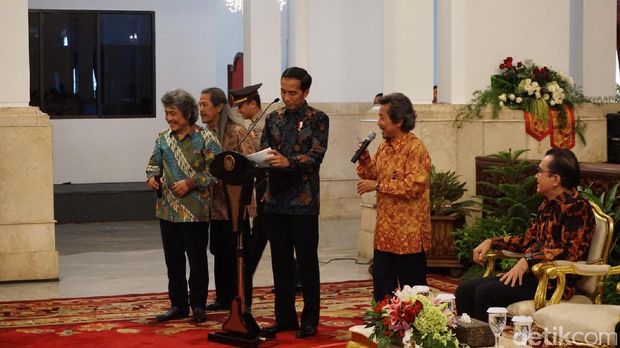Jokowi Bagi-bagi Sepeda ke Raisa dan Musisi Indonesia di Istana