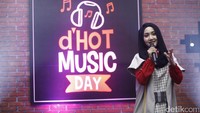 Fatin saat tampil di acara dHOT Music Day di detikcom, Warung Buncit, jakarta Selatan pada Kamis (9/3/2017).
