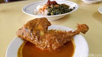 Tak ketinggalan ada juga gulai ayam yang dimasak dengan bumbu kecokelatan. Berbeda dengan gulai pada umumnya, di sini cita rasanya lebih kaya rempah dan kental.