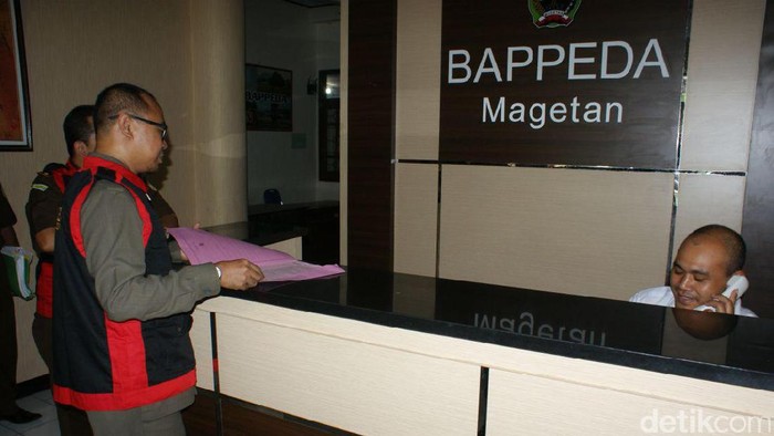 Kasus Sepatu Dinas, Tim Kejari Magetan Geledah Bappeda