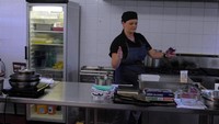 Jangan takut tidak bisa, karena akan ada chef berpengalaman dari Tuscany yang akan menemani dan membimbing Anda. Chef bernama Ruth ini sudah 5 tahun lebih bekerja di Tuscany (Wahyu/detikTravel)