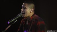 Sedikit menyapa detikers, The Rain lalu membawakan sedikit lagu Persimpangan.