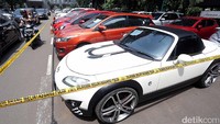 Mobil-mobil mewah itu berjejer di halaman Direktorat Lalu Lintas Polda.