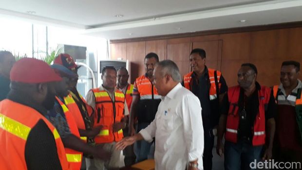 Menteri PUPR Basuki Hadimuljono bersalaman dengan karyawan Freeport