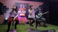 Mereka tampil kasual di acara itu dengan sweater, kaus dan jeans.