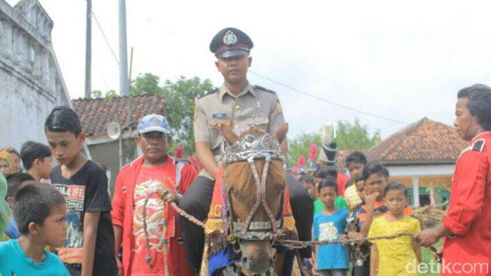 Kisah Ansori, Polisi yang Diarak Naik Kuda Bak Raja