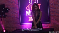 Di lagu tersebut ia mulai menunjukan kebolehannya sebagai diskjockey.