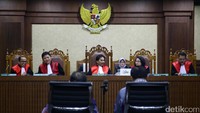 Irman dan Sugiharto didakwa melakukan perbuatan memperkaya diri sendiri atau orang lain atau suatu korporasi bersama-sama dengan 5 orang lainnya, termasuk Setya Novanto yang kini menjabat sebagai Ketua DPR.