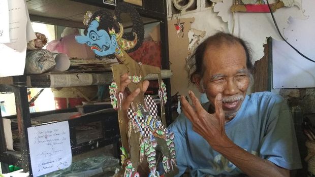 Wayang karton ciptaan Mbah Tertib dibandrol dengan harga Rp 30 ribu hingga Rp 150 ribu.
