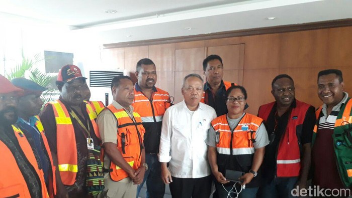 Datang ke Kantor Luhut, Menteri PUPR Foto Bareng Karyawan Freeport