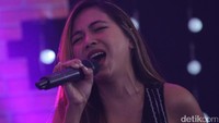 DJ berusia 29 tahun itu tampil seksi.