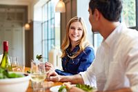 Di Depan Pria Tampan, Wanita Pilih Makanan Lebih Sehat