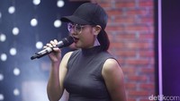 Penyanyi berusia 25 tahun itu bercerita bahwa kisah cintanya itu menginspirasi lagu tersebut.