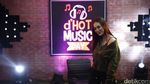 Tsadest, Aksi si Cantik Angela Vero Bikin Semangat