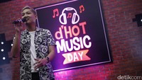 Abenk Alter saat tampil di acara dHOT Music Day di detikcom, Warung Buncit, jakarta Selatan pada Kamis (9/3/2017).