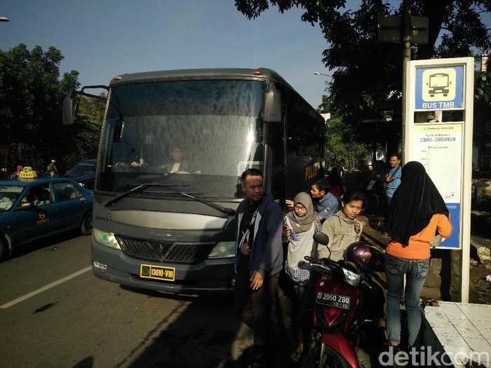 Angkot Mogok Massal di Bandung, Polisi pun Jadi Sopir Dadakan