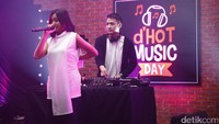 Midnight Quickie saat tampil di acara dHOT Music Day di detikcom, Warung Buncit, jakarta Selatan pada Kamis (9/3/2017).