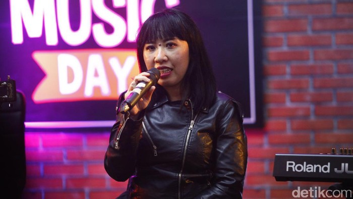 Pandai Besi Pandai Besi saat tampil di dHOT Music Day.