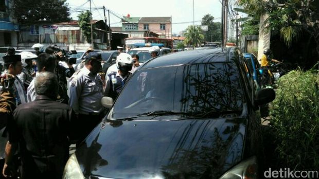 Aparat Gabungan Gelar Razia Parkir Liar di Kebayoran Lama