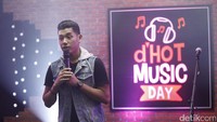 Jaz saat tampil di acara dHOT Music Day di detikcom, Warung Buncit, jakarta Selatan pada Kamis (9/3/2017).