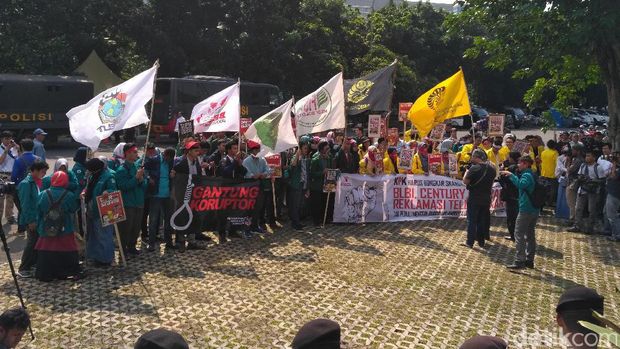 Massa Datangi Gedung KPK, Minta Usut Korupsi e-KTP