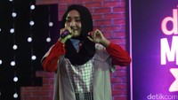Aksinya yang imut membuat kita jadi gemas.