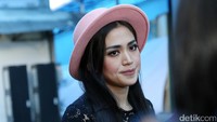 Meski begitu, ia tampaknya tak terlalu mengurusi hal tersebut.