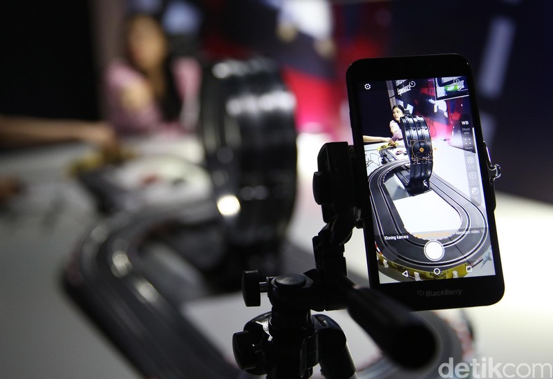 Model menunjukan BB Aurora yang diproduksi PT BlackBerry Merah Putih saat peluncuran di Senayan, Jakarta, Kamis (9/3/2017). BB Aurora mempunyai kandungan komponen lokal 30 persen. BB Aurora dibandrol Rp 3.499.000. (Ari Saputra/detikcom)