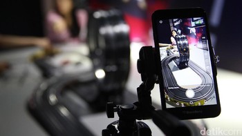 Kala itu, Menteri Komunikasi dan Informatika (Menkominfo) Rudiantara mengapresiasi kehadiran ponsel BlackBerry yang kembali ke Indonesia. Pria yang juga kerap disapa Chief RA ini mengibaratkannya dengan istilah Cinta Lama Bersemi Kembali (CLBK). Foto: Ari Saputra