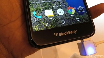 Desainnya pas dalam genggaman. Foto: detikINET/Yudhianto