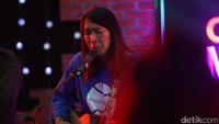 Mereka juga mengutarakan ide dari terciptanya lagu yang pertama dibawakan di dHOT Music Day.