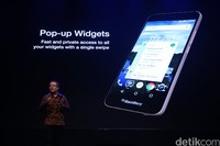 Model menunjukan BB Aurora yang diproduksi PT BlackBerry Merah Putih saat peluncuran di Senayan, Jakarta, Kamis (9/3/2017). BB Aurora mempunyai kandungan komponen lokal 30 persen. BB Aurora dibandrol Rp 3.499.000. (Ari Saputra/detikcom)