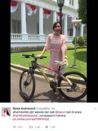 Senyum Merekah Raisa Pamer Sepeda dari Jokowi di Twitter