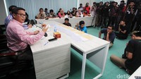 Brigjen Agung Setya memberikan keterangan terkait kasus pembobolan 7 bank tersebut. Dalam kasus ini, tersangka berinisial HS mengajukan kredit ke 7 bank swasta maupun BUMN dengan menggunakan dokumen Purchase Order (PO) palsu.