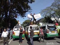 Protes Transportasi Online, Angkot Parkir di Depan Gedung Sate