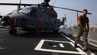 Sebuah helikopter terparkir di deck atau helipad kapal perang ITS Carabiniere F-593.