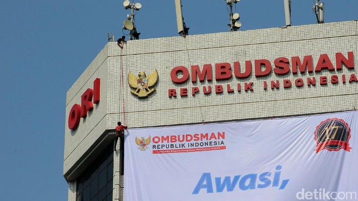 Petugas memasang spanduk raksasa di gedung Ombudsman Republik Indonesia (ORI), Jakarta, Kamis (9/3/2017). Spanduk tersebut berisi ajakan untuk aktif mengawasi kinerja lembaga layanan publik. Spanduk itu bertuliskan Awasi, Tegur, Laporkan.