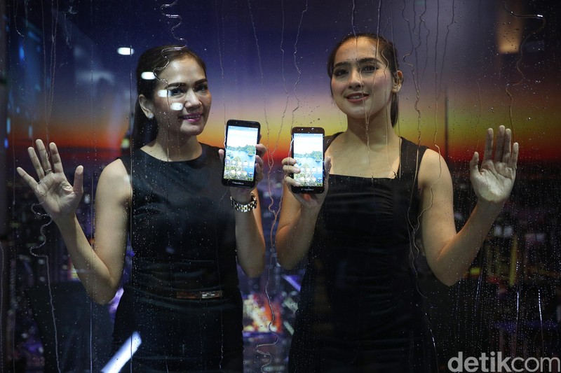 Model menunjukan BB Aurora yang diproduksi PT BlackBerry Merah Putih saat peluncuran di Senayan, Jakarta, Kamis (9/3/2017). BB Aurora mempunyai kandungan komponen lokal 30 persen. BB Aurora dibandrol Rp 3.499.000. (Ari Saputra/detikcom)