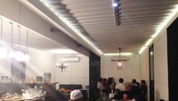 Walking Drums berlokasi di Jl. Patiunus Blok F4, Kebayoran Baru. Kafe yang terletak di depan lapangan tenis ini menyediakan kopi, sandwich, pizza maupun nasi. 