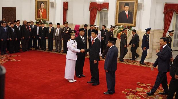 Presiden Jokowi berjabat tangan dengan Nurhajizah.