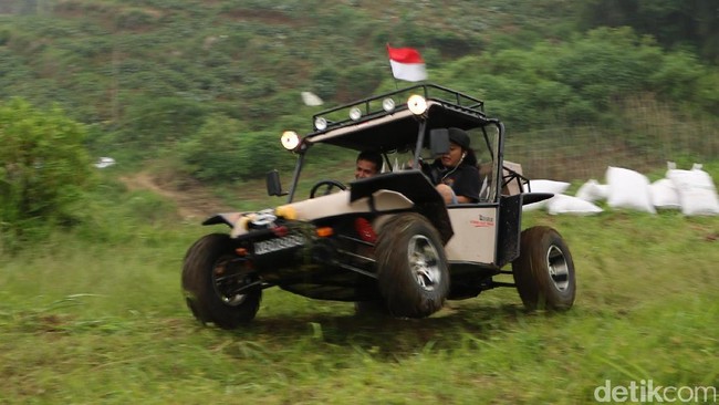 Melibas Medan Berat dengan Nyaman di Atas Mobnas Fin Komodo