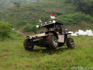 Melibas Medan Berat dengan Nyaman di Atas Mobnas Fin Komodo