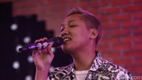 Mantan personil Soulvibe itu membuka dengan lagu Bicara.