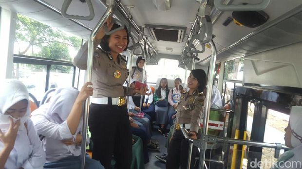 Kampanye Keselamatan Lalu Lintas, Polwan Blusukan di Bus Sekolah